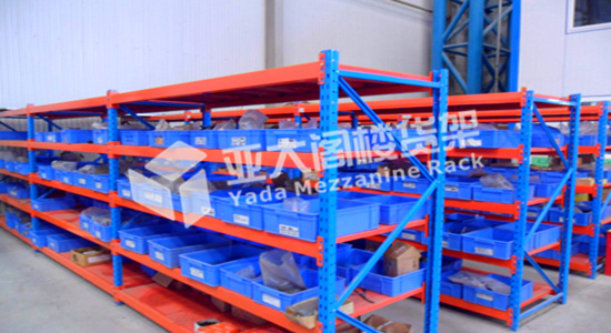 廣州閣樓貨架廠如何規(guī)劃好倉儲中型貨架后進(jìn)行擺放